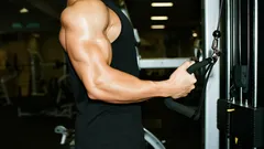 Top cviky na triceps s jednoručkami, které promění vaše paže