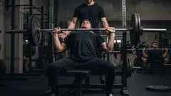 Správný bench press: Jak dosáhnout maximálního růstu hrudníku