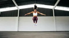 Žena ve fitku skáče, sportovní oblečení, fitness trénink, aktivní životní styl