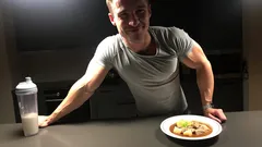 Chcete nabrat svaly? Zapomeňte na prášky! Tohle maso s omáčkou nadělá víc než proteinový koktejl